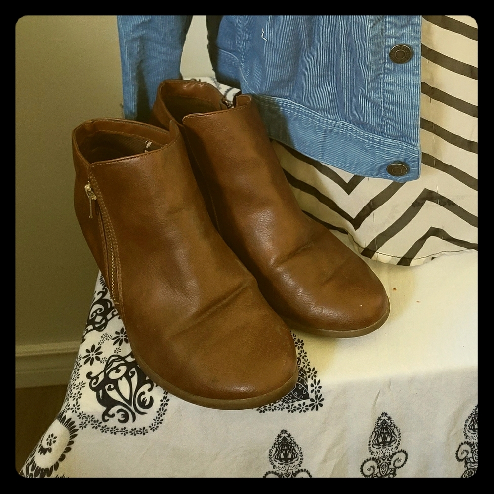 Brown leather ankle Boots with gold tone zipper